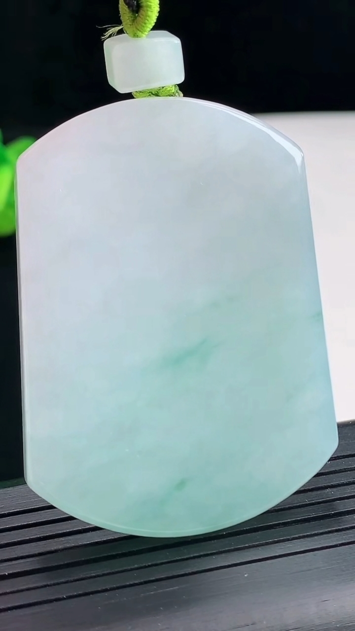 天然A货翡翠无事牌吊坠，尺寸55.6-41-5.8重量:41.04g
4月25日