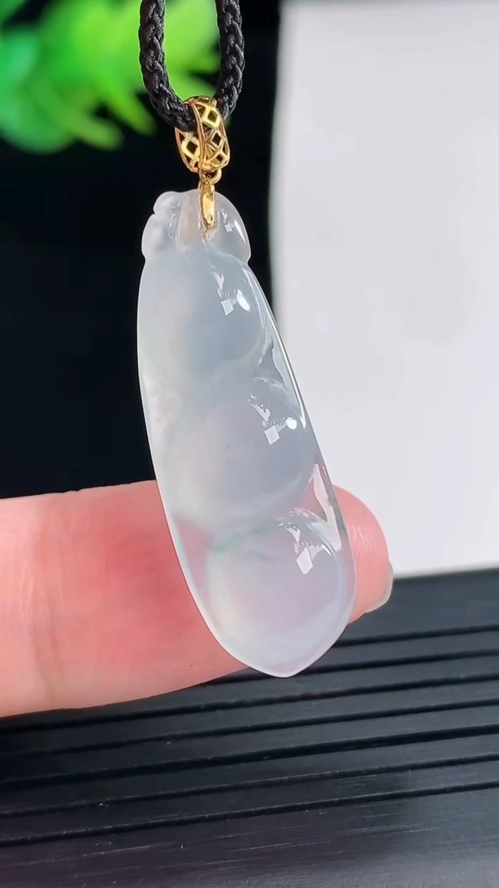 天然A货翡翠种飘花福豆吊坠，尺寸30.6-10-5.3重量:2.82g
4月25日