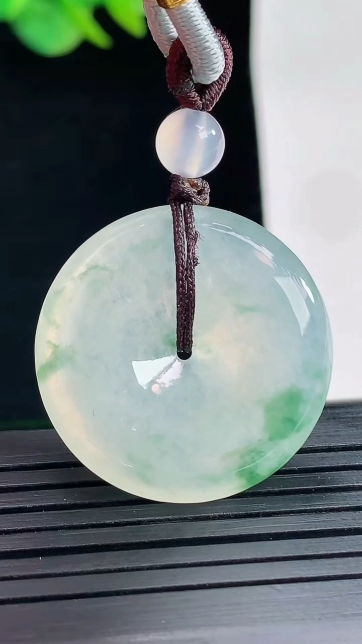 天然A货翡翠冰种飘花平安扣吊坠，尺寸28-5.5重量:11.37g
4月25日