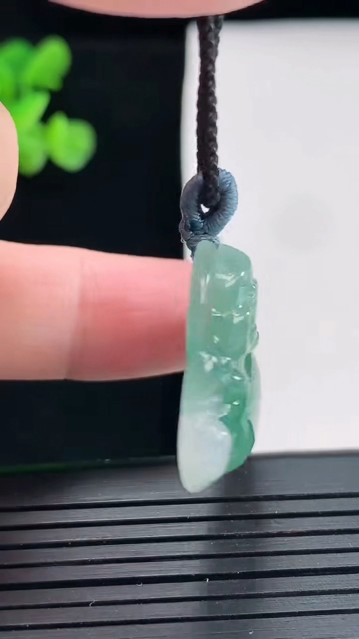 天然A货翡翠飘花佛公吊坠，尺寸25-28.6-6重量:6.68g
4月25日