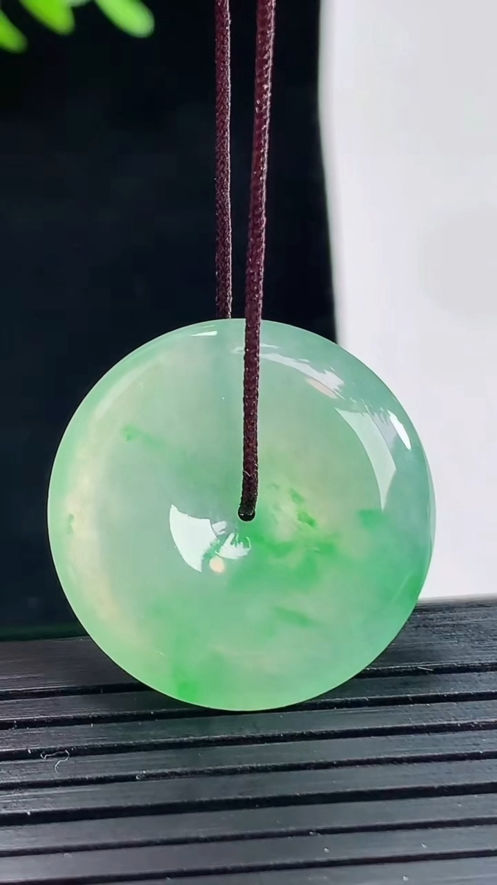 天然A货翡翠平安扣吊坠，尺寸25.5-4.5重量:6.01g
4月25日