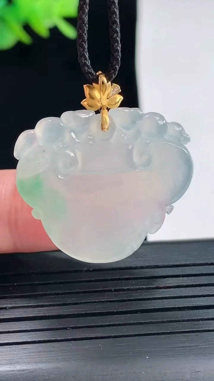 天然A货翡翠如意吊坠，尺寸26-29.5-3.6重量:6.31g
4月25日