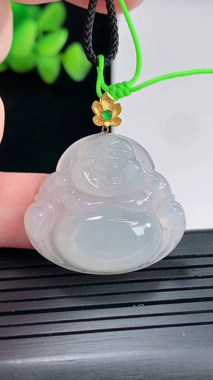 天然A货翡翠种白冰佛公吊坠，尺寸24-28.6-6重量:6.18g
4月25日