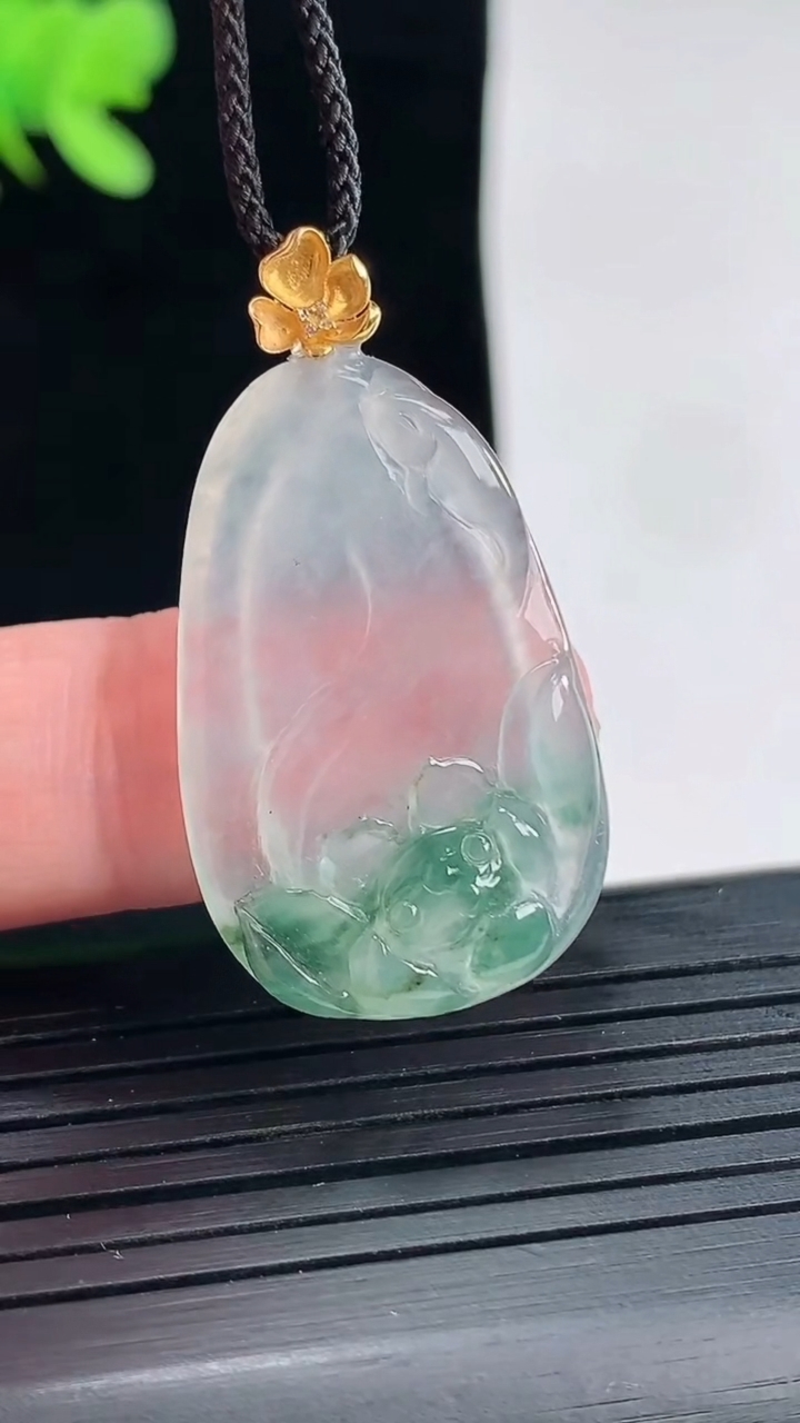 天然A货翡翠种飘花和和美美 荷叶鱼吊坠，尺寸30-19.5-5重量:5.47g
4月25日