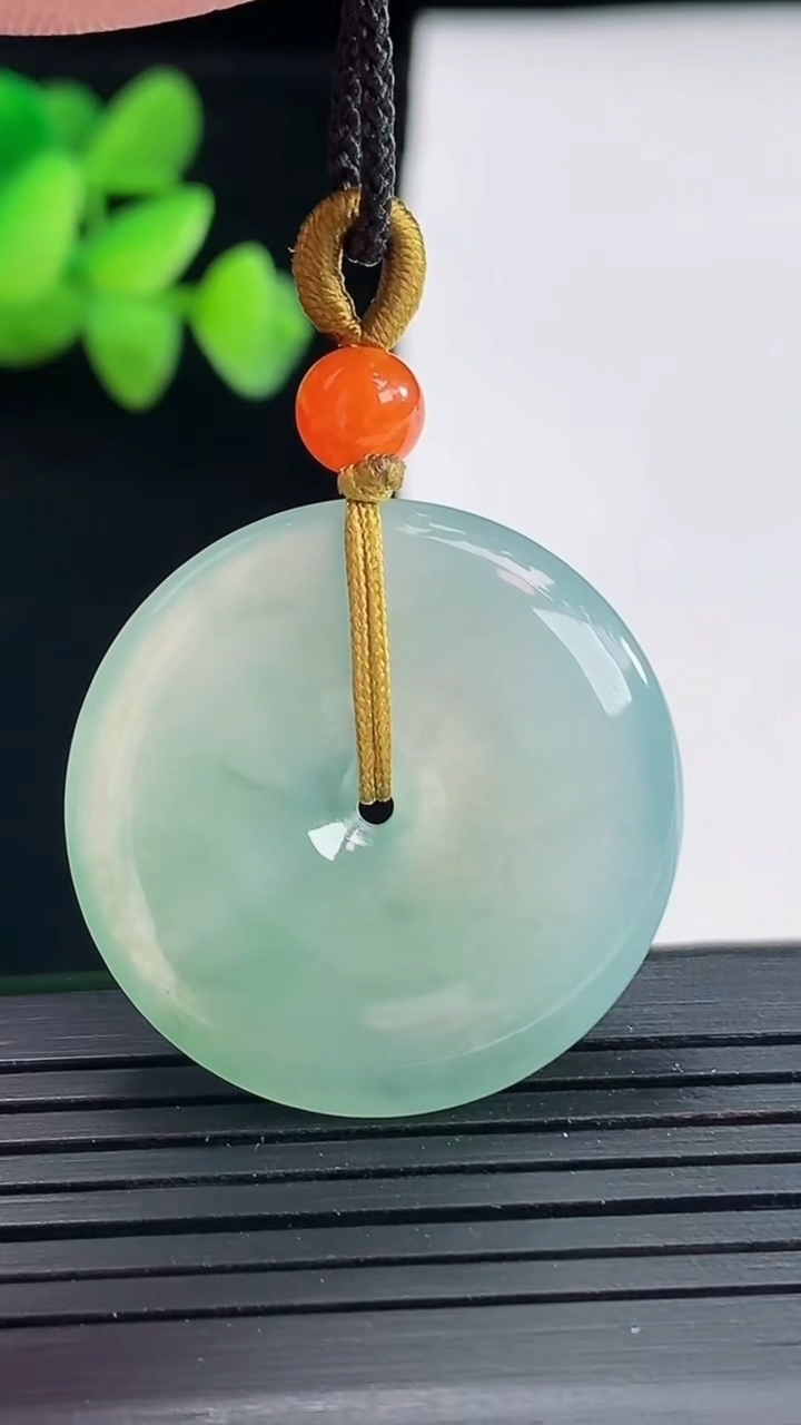 天然A货翡翠平安扣吊坠，尺寸29-5重量:9.15g
4月25日