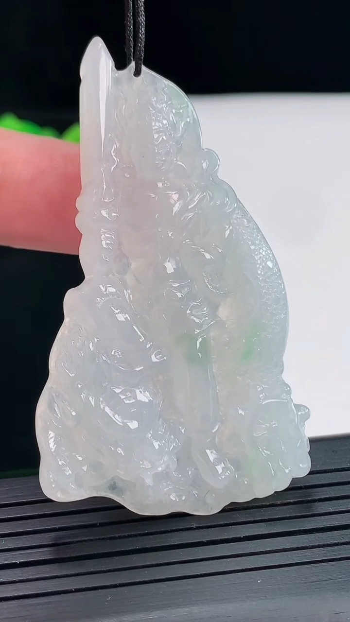 天然A货翡翠御龙不动明王吊坠，尺寸62-36-5.8重量:20.34g
4月25日