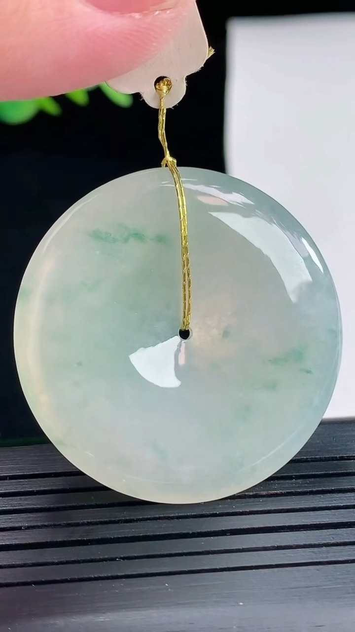 天然A货翡翠飘花平安扣吊坠，尺寸39-6重量:18.28g
4月25日