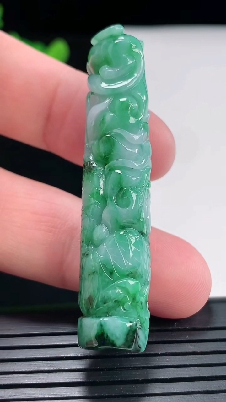 天然A货翡翠龙柱吊坠，尺寸57-12重量:19.14g
4月25日