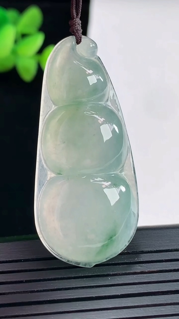 天然A货翡翠飘花福豆吊坠，尺寸44.5-21-6重量:10.30g
4月25日