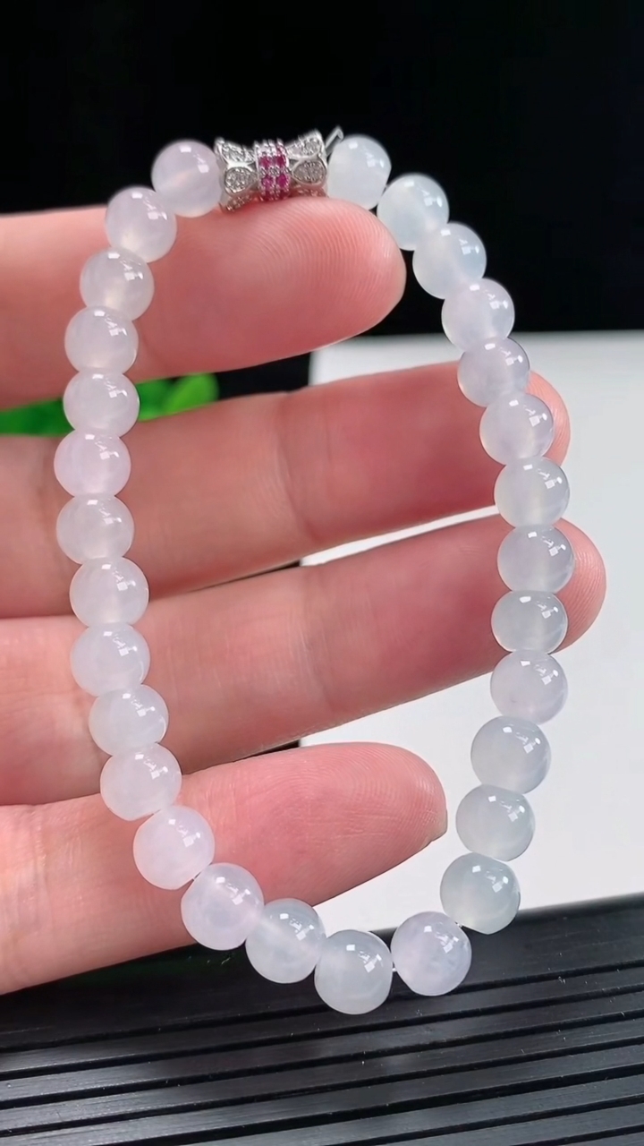 天然A货翡翠紫罗兰圆珠手串，尺寸6.5-29颗重量:15.79g4月25日
工厂直销收藏佳品,种好水