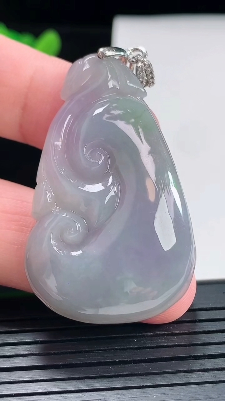 天然A货翡翠紫罗兰如意吊坠，尺寸45.5-29-7.6重量:19.50g
4月25日