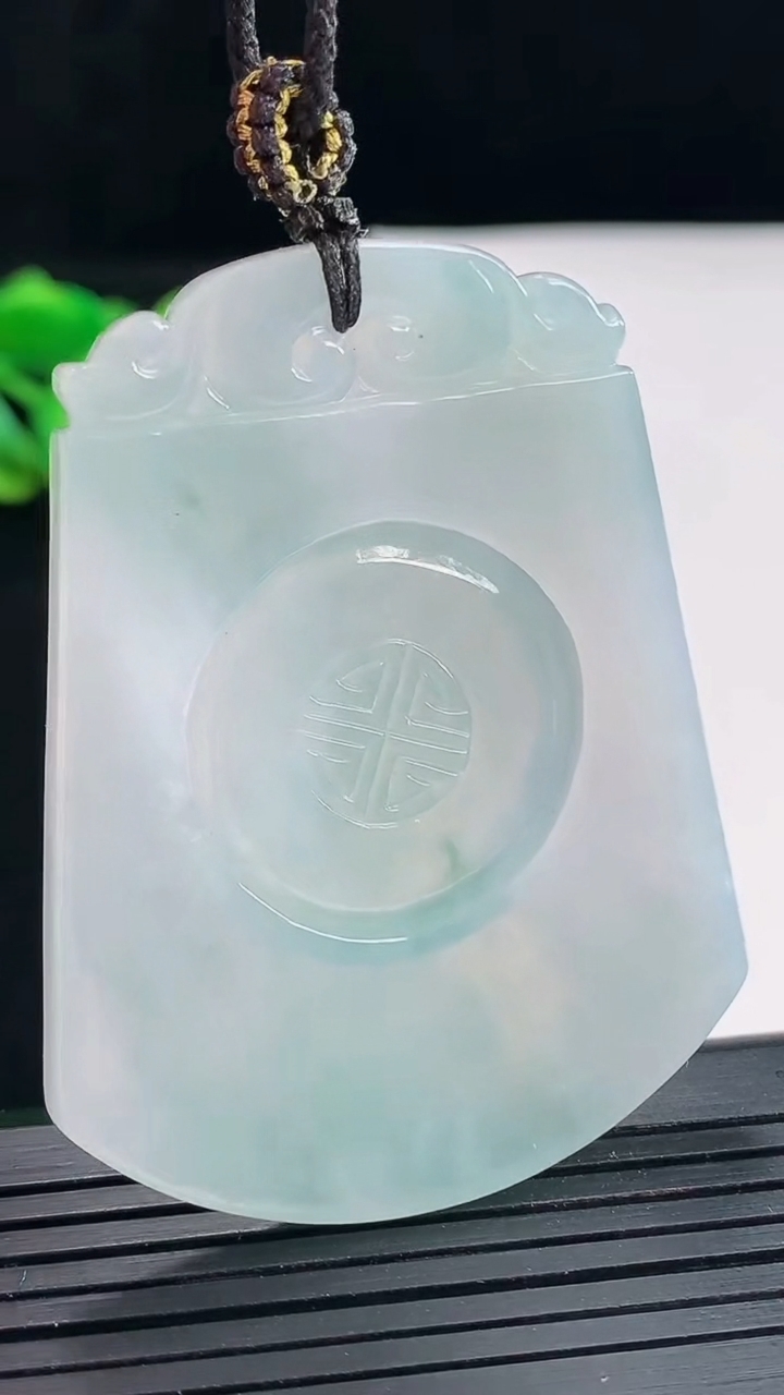 天然A货翡翠飘花仿古无事牌吊坠，尺寸54-41.6-4重量:23.01g
4月25日