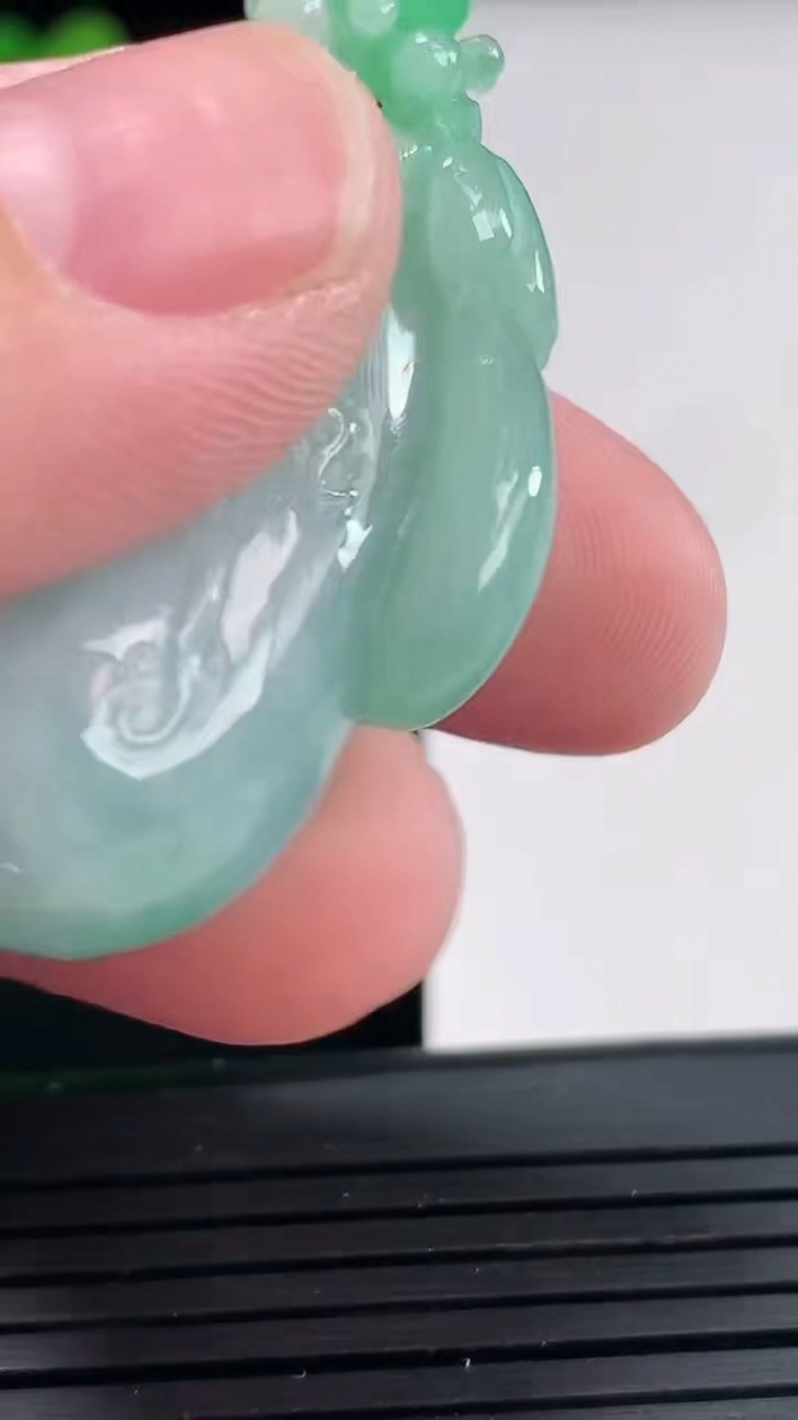 天然A货翡翠福瓜吊坠，尺寸42-16.6-14重量:16.48g
4月25日