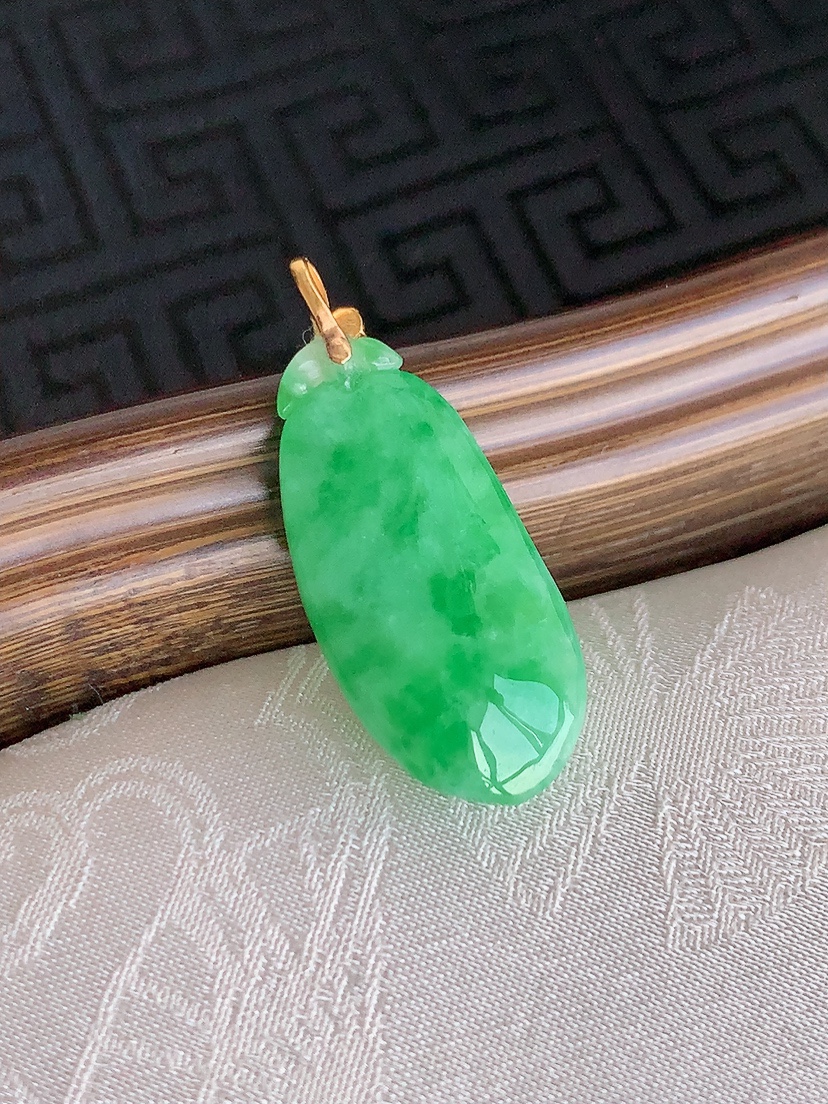 天然A货翡翠18K金扣头满绿福瓜吊坠 
尺寸30.4-25-11.6-8.8mm 重量4.53g 0