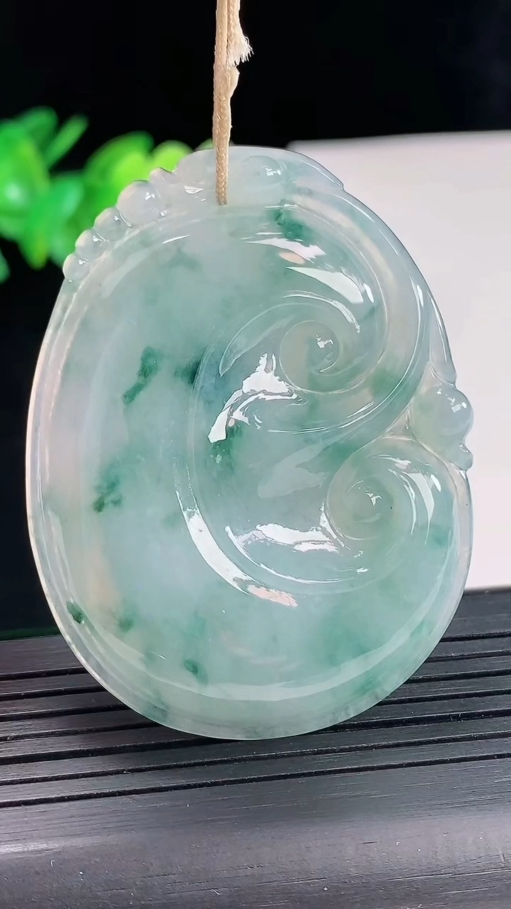 天然A货翡翠飘花如意吊坠，尺寸55-42-5.8重量:23.24g
4月25日