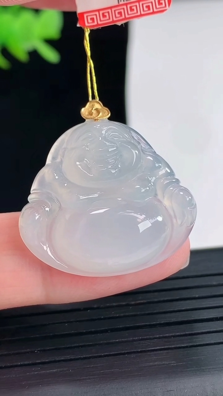 天然A货翡翠种白冰佛公吊坠，尺寸24-27-6.2重量:6.45g
4月25日