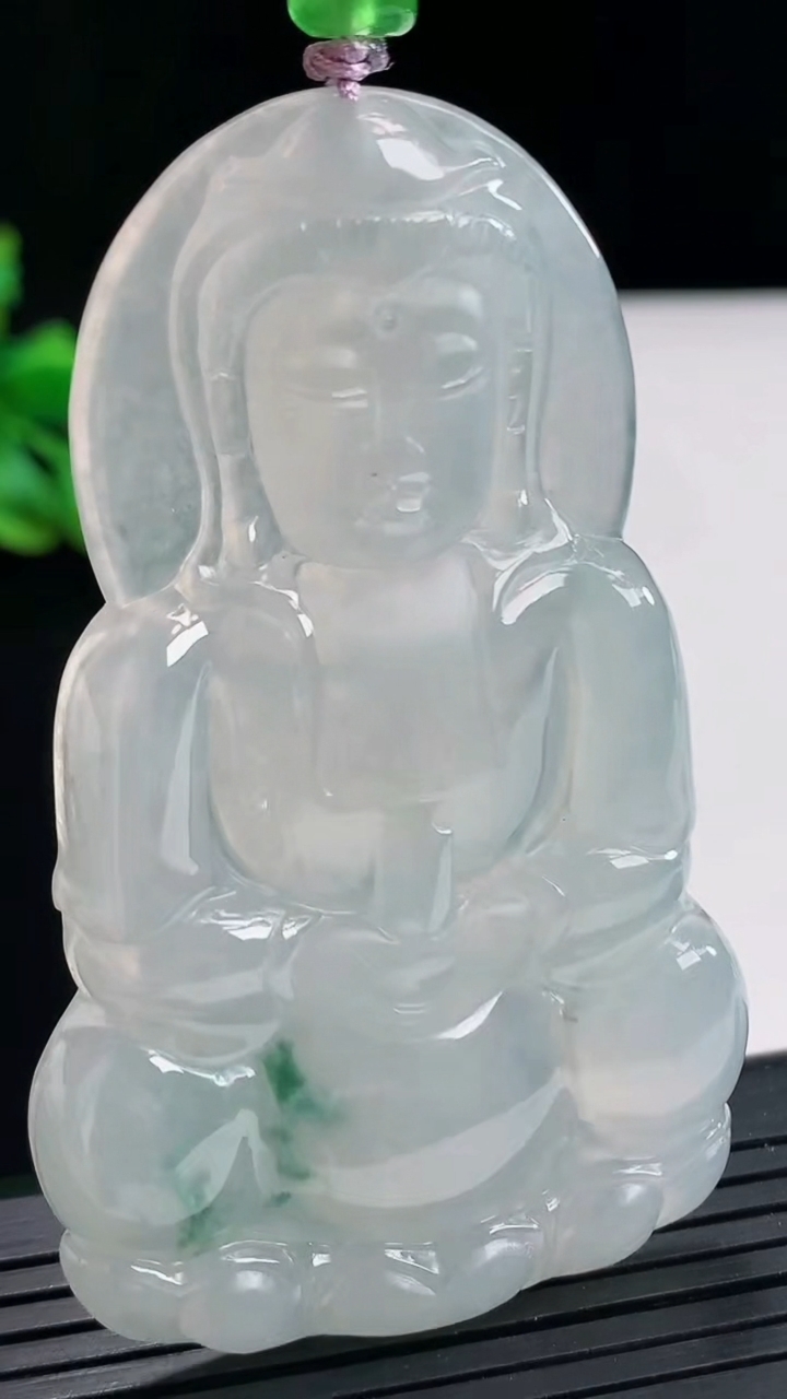 天然A货翡翠种飘花正装观音吊坠，尺寸67-41.5-5重量:32.73g
4月25日