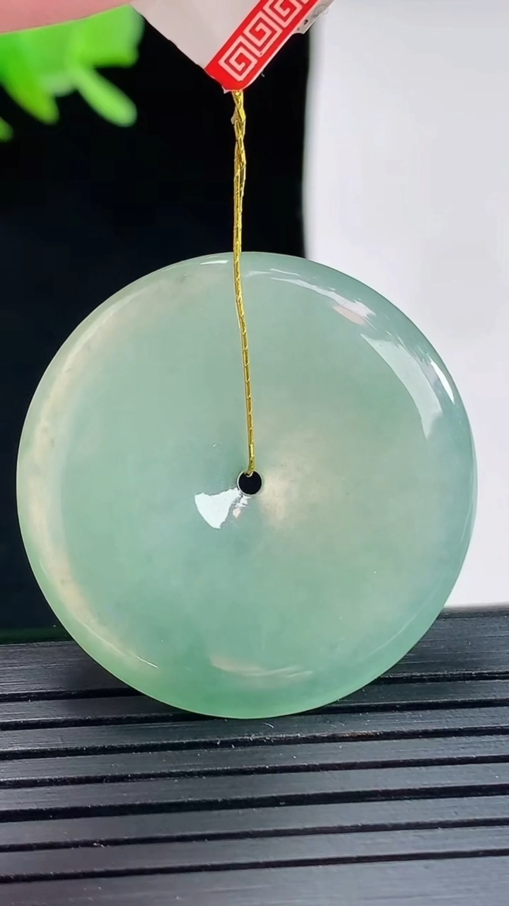 天然A货翡翠平安扣吊坠，尺寸33-4.2重量:10.45g
4月25日