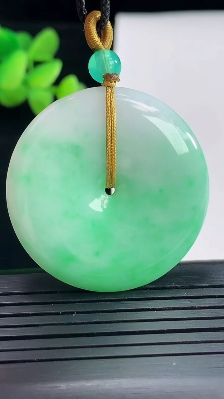 天然A货翡翠平安扣吊坠，尺寸37-5.6重量:16.81g
4月25日