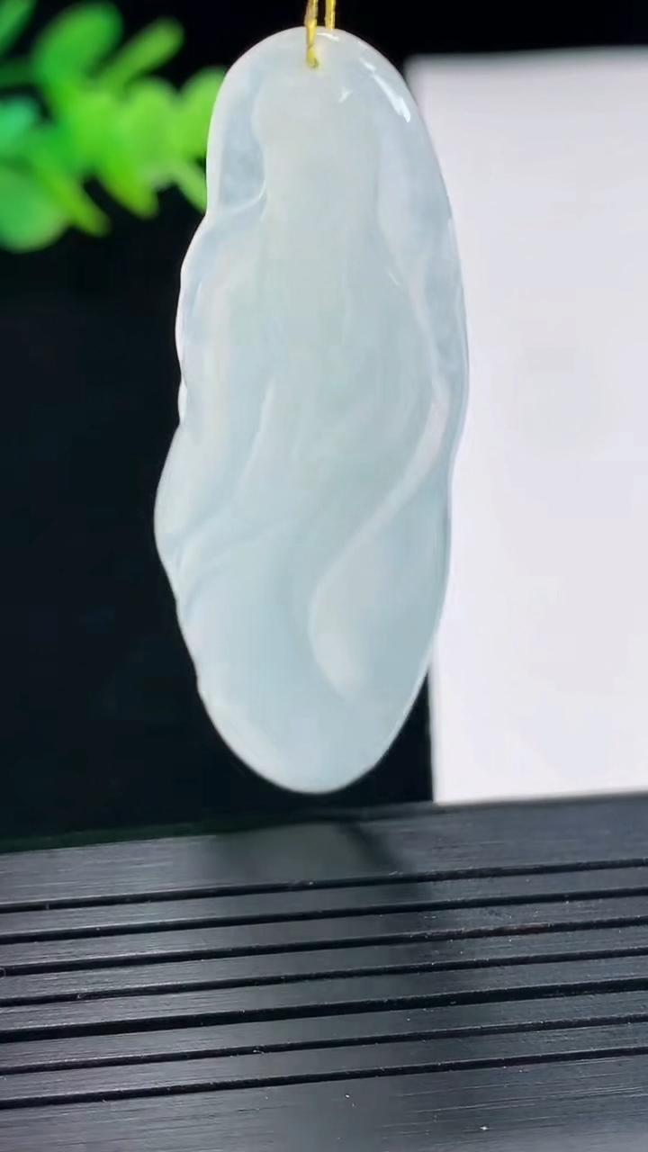 天然A货翡翠观音菩萨吊坠，尺寸53.5-18-4.2重量:9.05g
4月25日