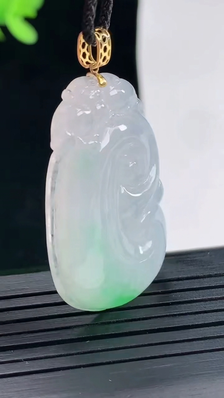 天然A货翡翠如意吊坠，尺寸35.8-23.6-5.2重量:10.00g
4月25日