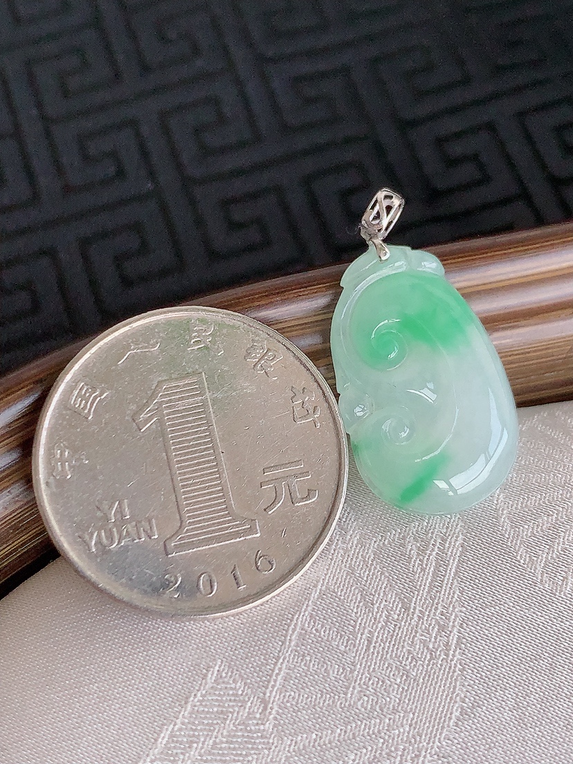 天然A货翡翠18K金扣头飘绿如意吊坠 
尺寸22.3-14.3-3.6mm 重量2.64g 0425