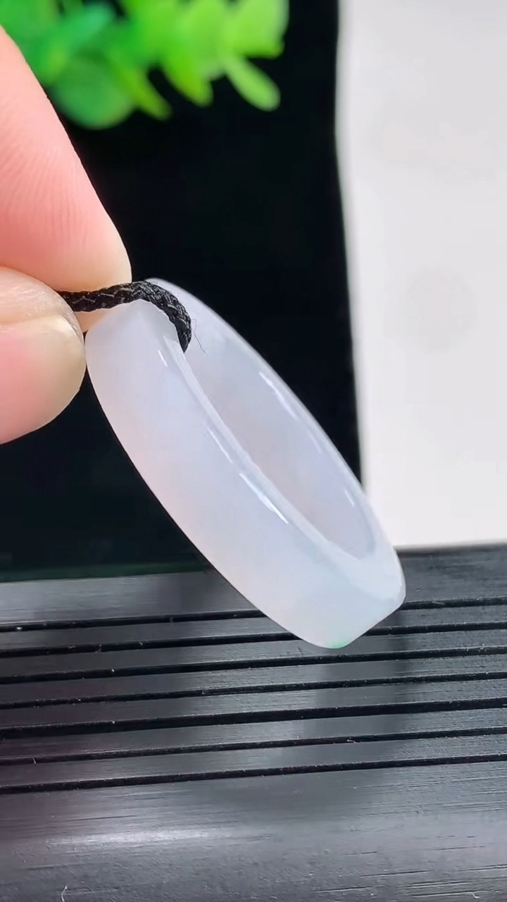 天然A货翡翠玉指环 戒指，尺寸22-5.6-4.2重量:7.30g2026年4月25日
工厂直销收藏佳品,种好水足，色泽均匀，有种有色，上手高大气！