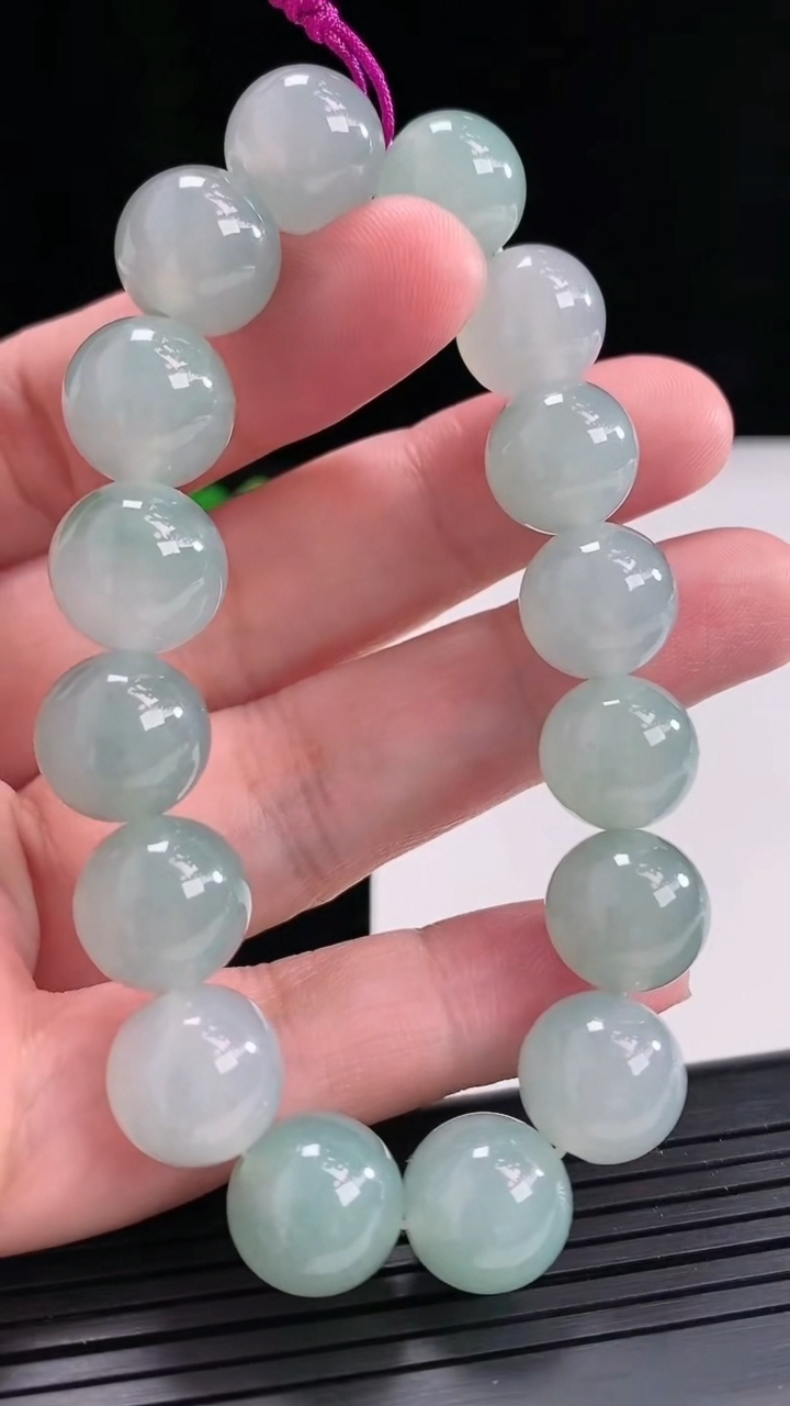 天然A货翡翠飘花圆珠手串，尺寸12.3-16颗重量:55.06g4月25日
工厂直销收藏佳品,种好水足，色泽均匀，有种有色，上手高大气！