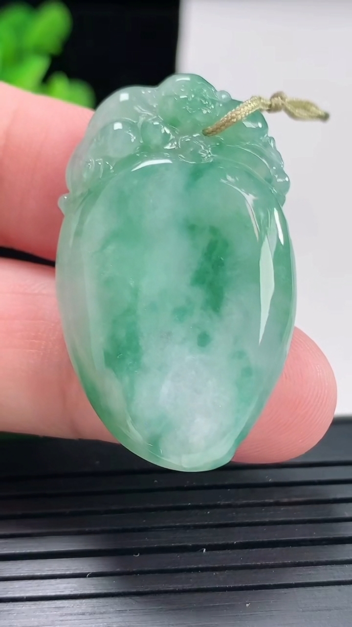 天然A货翡翠寿桃吊坠，尺寸40.6-25-5.2重量:11.11g
4月25日