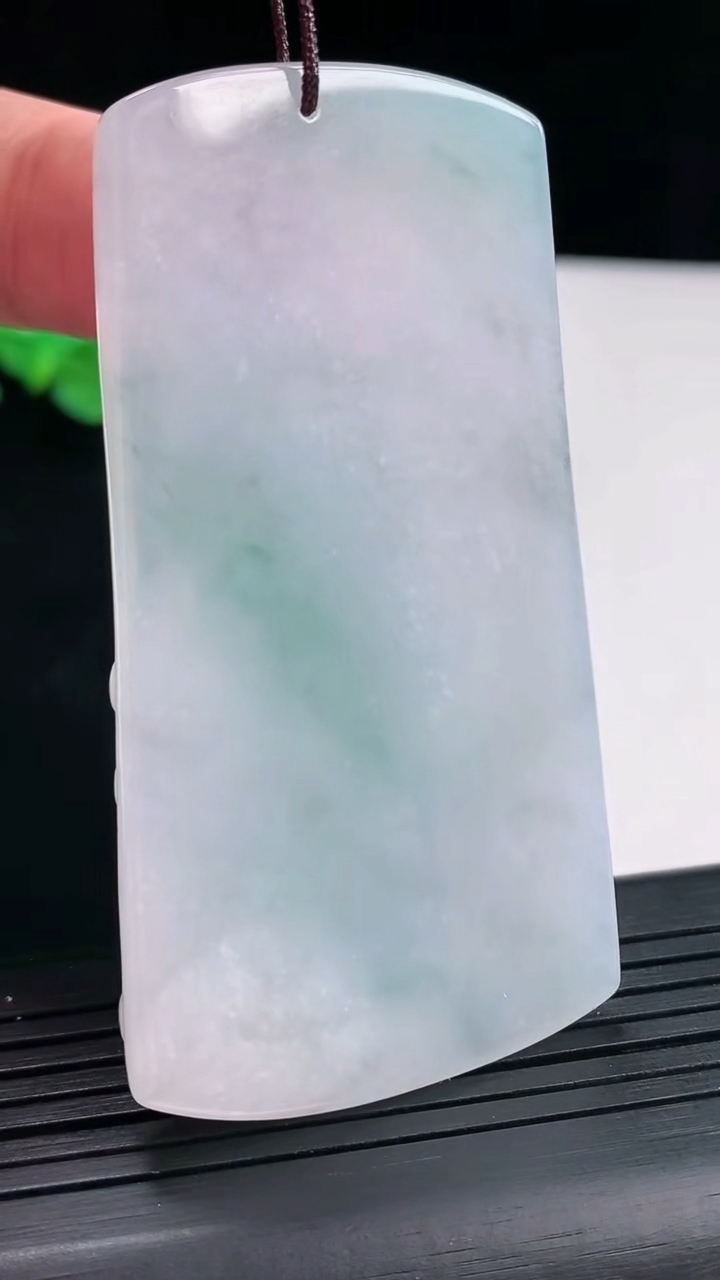 天然A货翡翠飘花文殊菩萨吊坠，尺寸67.6-36-6.8重量:32.63g
4月25日