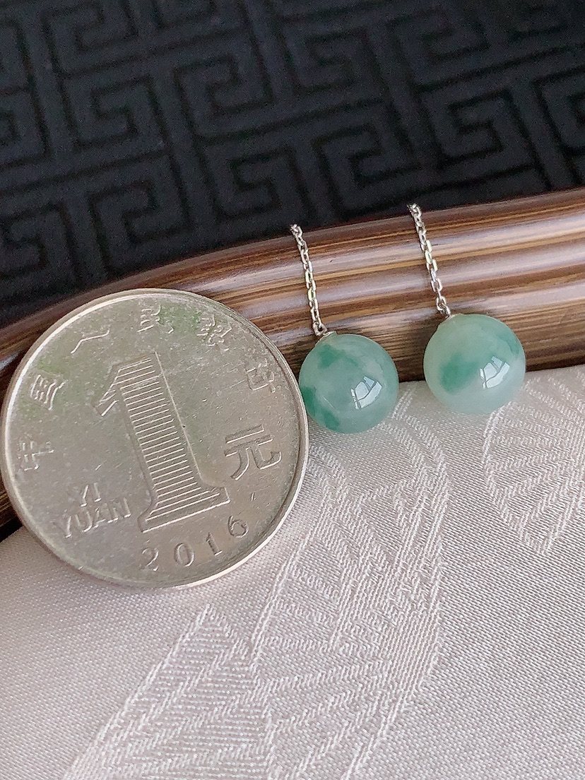 天然A货翡翠18K金镶嵌飘花圆珠转运珠耳坠 
尺寸8.2mm 重量2.60g 0425