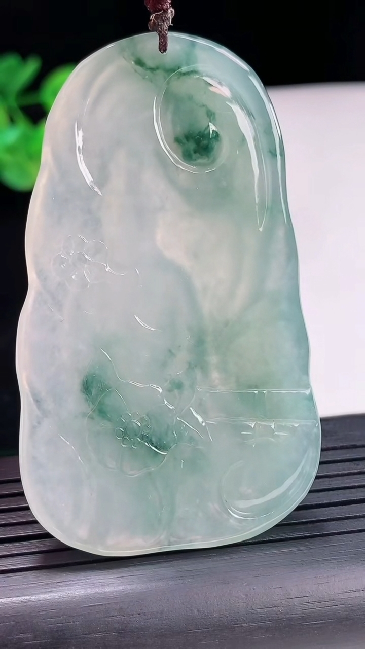 天然A货翡翠祥龙大日如来佛吊坠，尺寸74-42.6-4.6重量:40.73g
4月25日