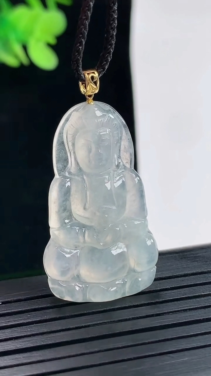 天然A货翡翠种白冰正装观音吊坠，尺寸33.6-20-3.5重量:4.30g
4月25日