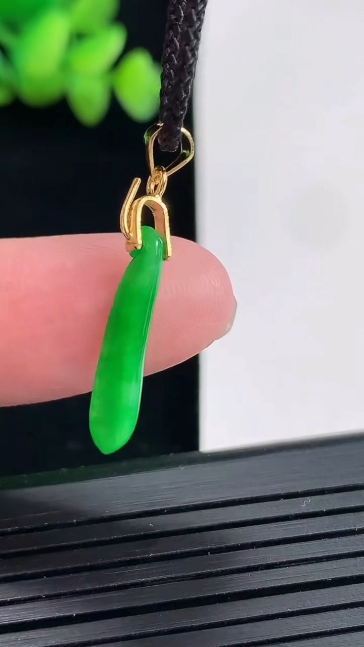 天然A货翡翠福瓜吊坠，尺寸81.7-4.9-1.8重:0.60g255
4月25日