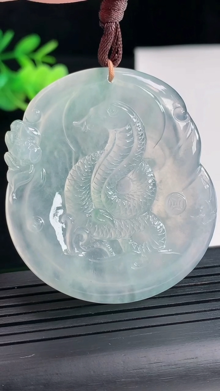 天然A货翡翠生肖蛇吊坠，尺寸51.6-46.5-4.6重量:25.58g
4月25日