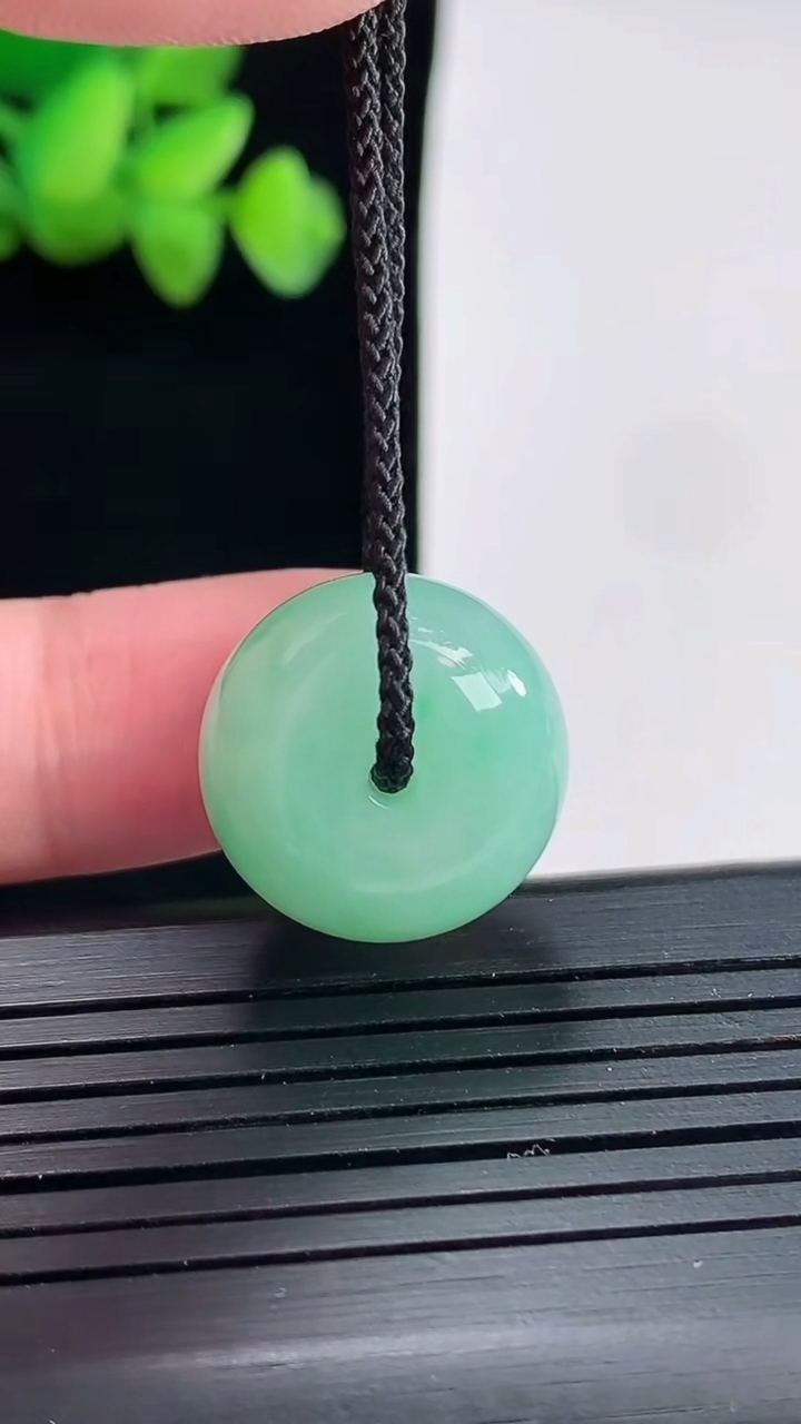 天然A货翡翠路路通吊坠尺寸18-12.8重量:8.26g
4月25日