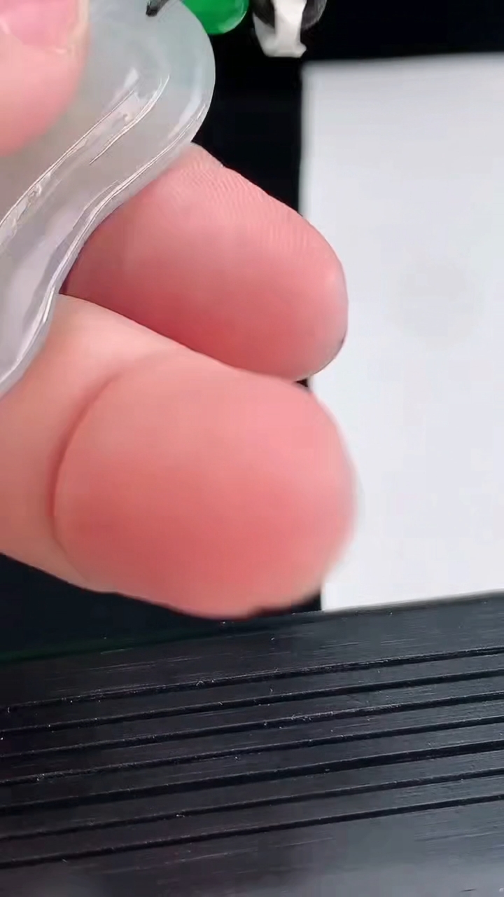 天然A货翡翠梅花鹿吊坠，尺寸48-25.6-5重量:13.22g
4月25日