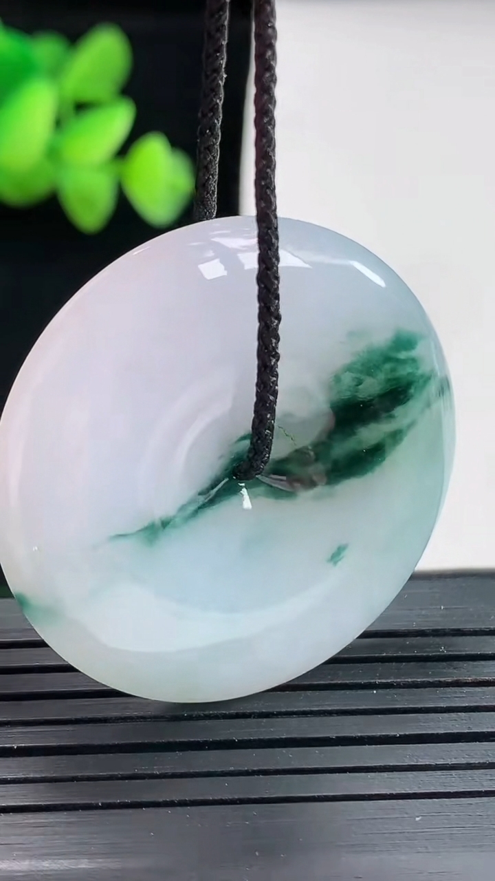 天然A货翡翠飘花平安扣吊坠，尺寸36.6-5.6重量:16.19g
4月25日