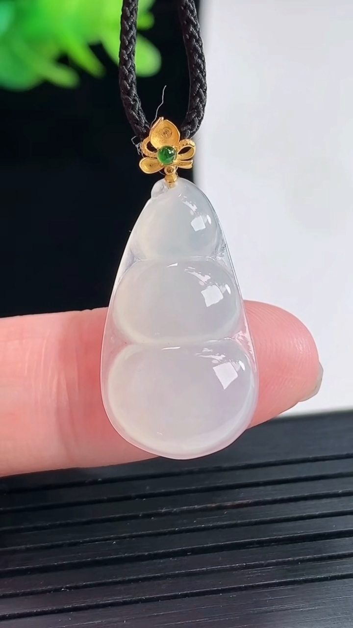 天然A货翡翠种白冰福豆吊坠，尺寸25-14-3.8重量:2.27g
4月25日