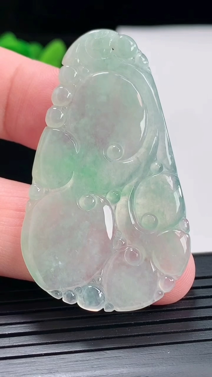 天然A货翡翠如意吊坠，尺寸53.5-31-2.5重量:9.66g
4月25日