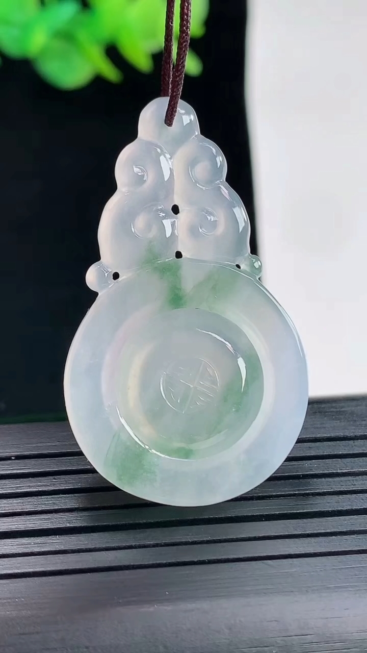 天然A货翡翠时来运转吊坠，尺寸42-25-3.6重量:7.72g
4月25日