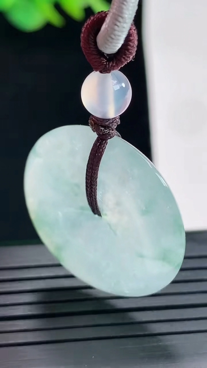 天然A货翡翠冰种飘花平安扣吊坠，尺寸28-5.5重量:11.37g
4月25日