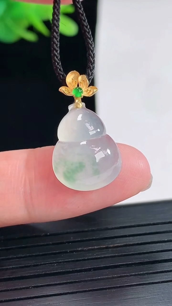 天然A货翡翠种飘花葫芦吊坠，尺寸16-13-5.2重量:2.00g
4月25日