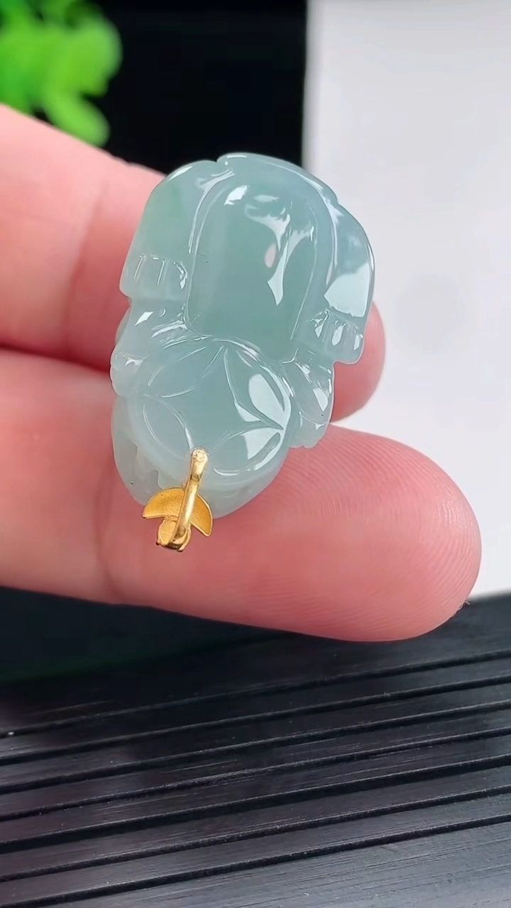 天然A货翡翠18k金飘花貔貅吊坠，尺寸25-17-12重量:10.76g
4月25日