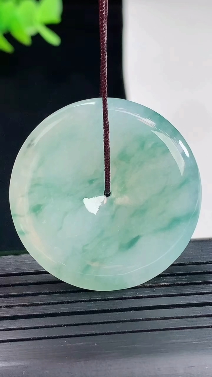 天然A货翡翠冰种飘花平安扣吊坠，尺寸35-5.5重量:14.88g
4月25日