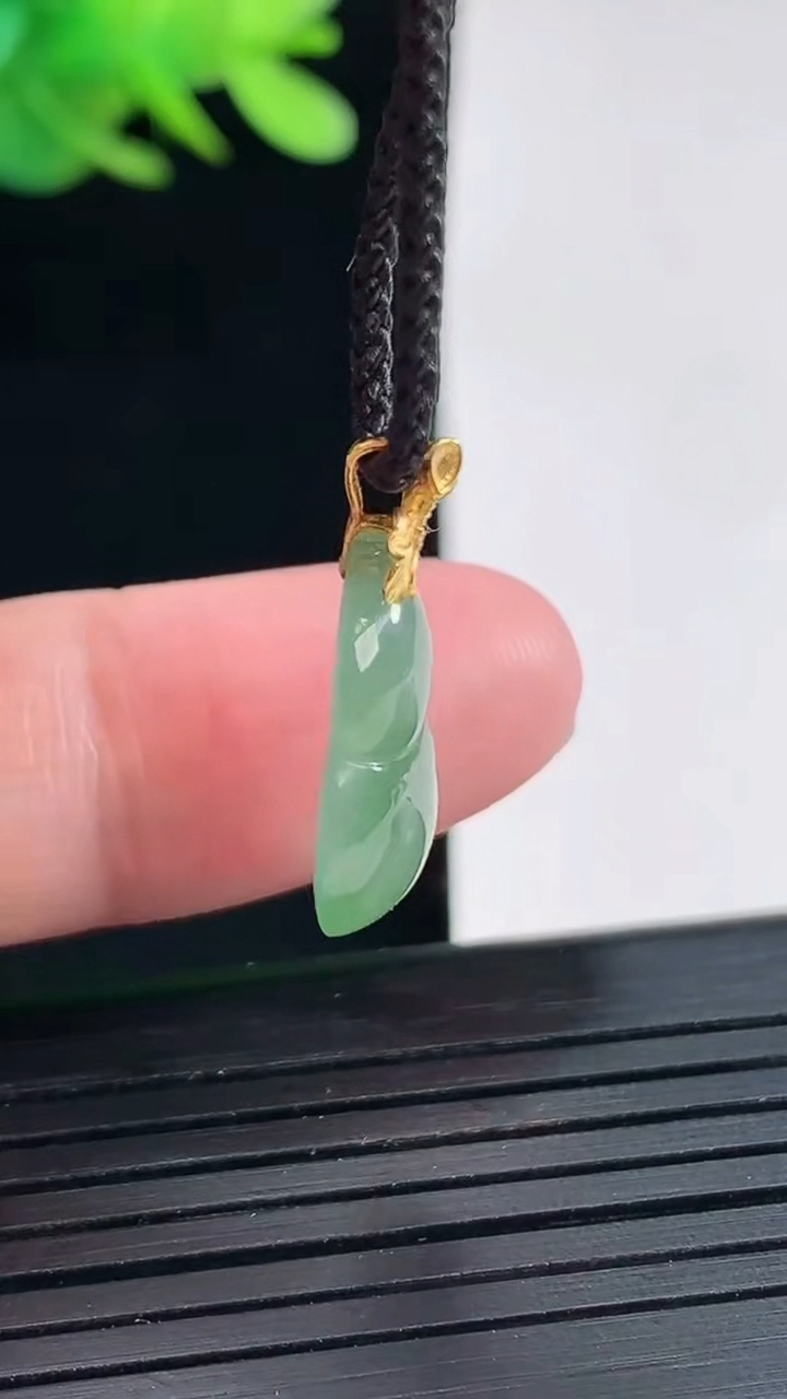 天然A货翡翠葫芦吊坠，尺寸15-12.5-4.5重量:1.74g
4月25日