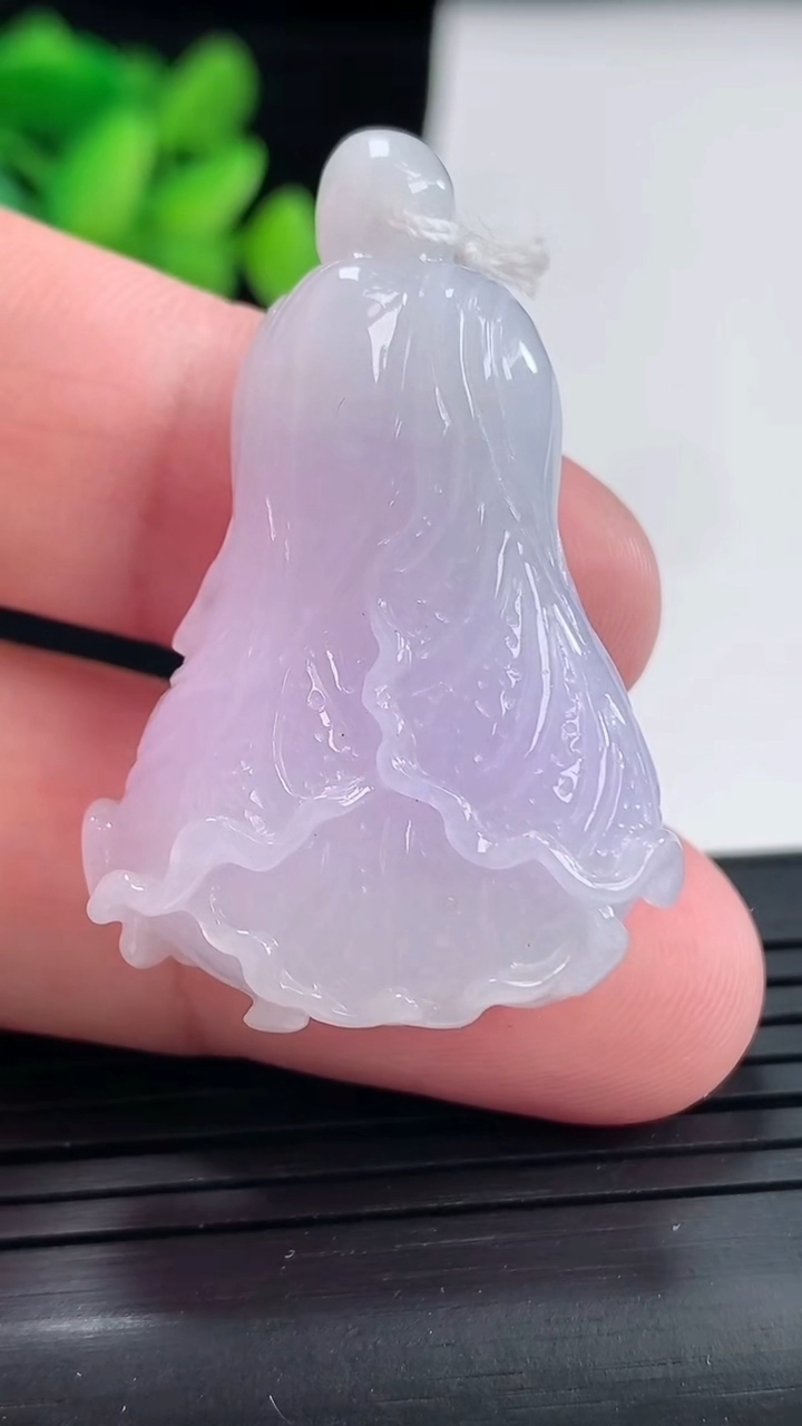 天然A货翡翠紫罗兰白菜吊坠尺寸40-26.5-11重量:15.68g
4月25日