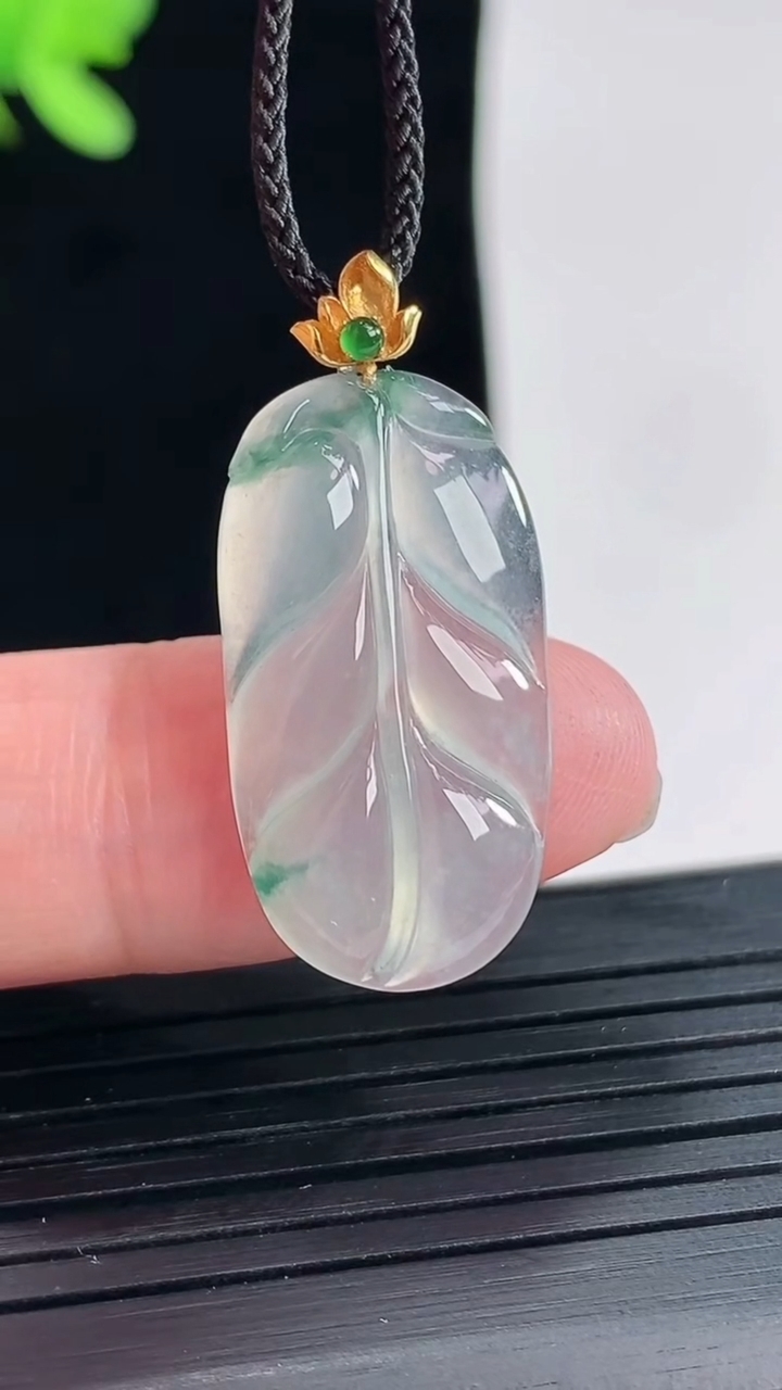 天然A货翡翠种飘花金枝玉叶 叶子吊坠，尺寸24-14-3.2重量:2.49g
4月25日