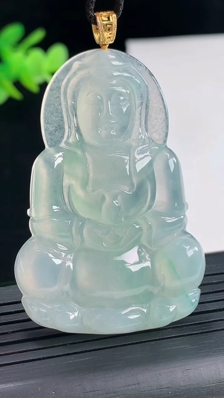 天然A货翡翠正装观音吊坠，尺寸53.5-36.2-5.2重量:18.34g
4月25日