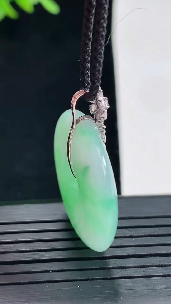 天然A货翡翠平安扣吊坠，尺寸27-5.2重量:8.66g
4月25日